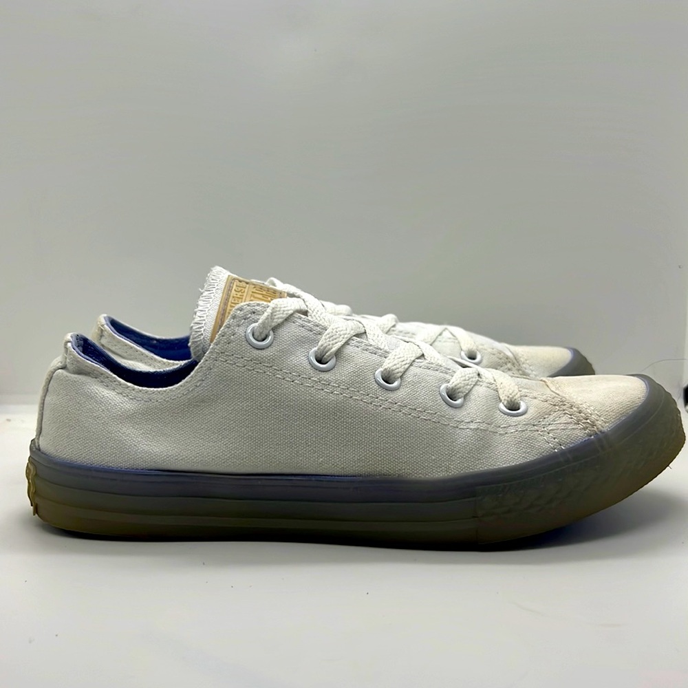 Converse Junior canvas low tops with gum soles. Size 4, color: white, lavender